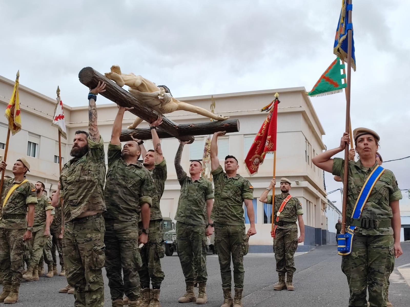 Infantes del Regimiento Soria 9 portando el Cristo de la Buena Muerte en la Procesión del Encuentro