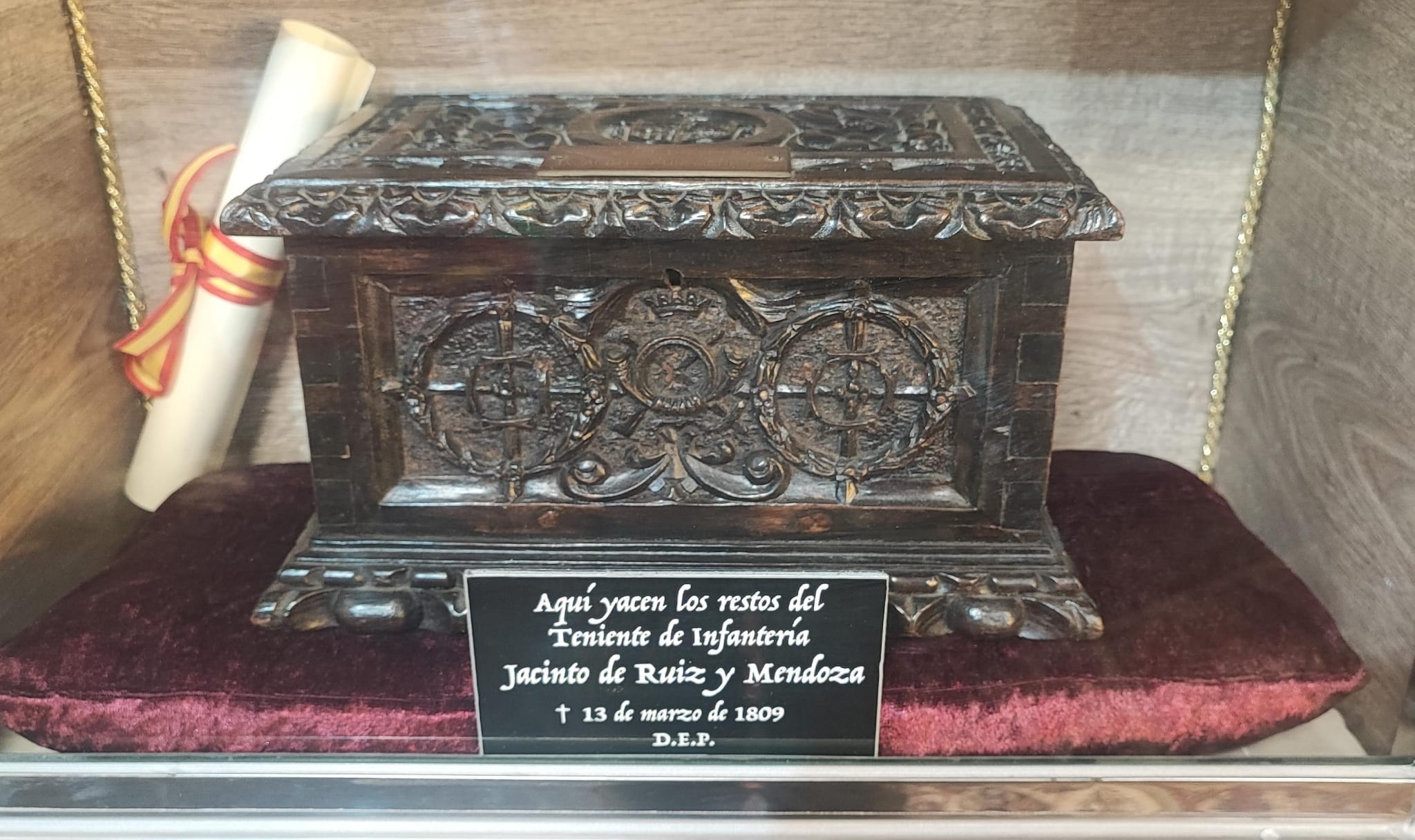 Urna con los restos del Teniente de Infantería Jacinto de Ruiz y Mendoza, custodiada en nuestra capilla